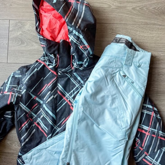 Oakley Women's "Resilient" Snow/Ski Jacket, NWT - Picture 7 of 7